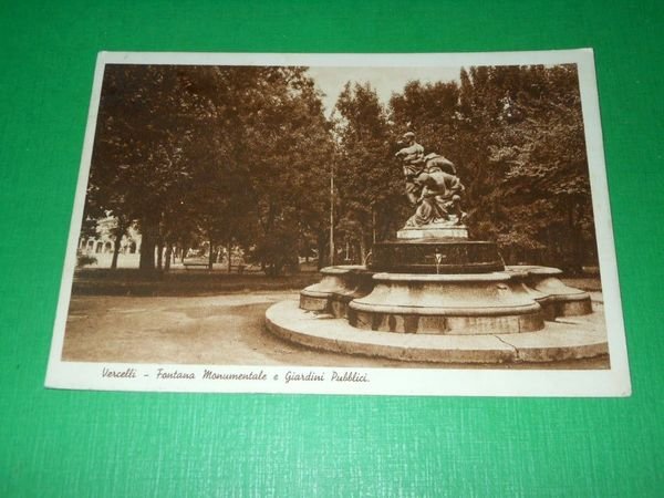 Cartolina Vercelli - Fontana Monumentale e Giardini Pubblici 1937