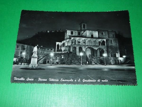 Cartolina Varallo Sesia - Piazza Vittorio Emanuele e S. Gaudenzio …