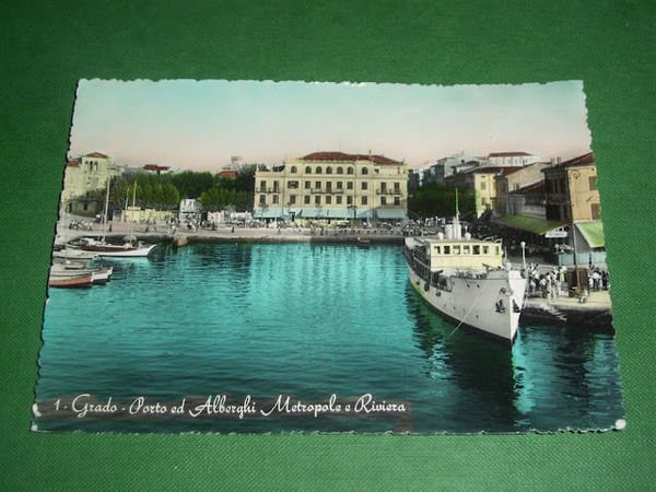 Cartolina Grado - Porto ed Alberghi Metropole e Riviera 1954