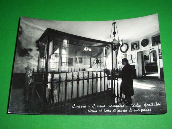 Cartolina Caprera - Camera Mortuaria - Clelia Garibaldi vicino al …