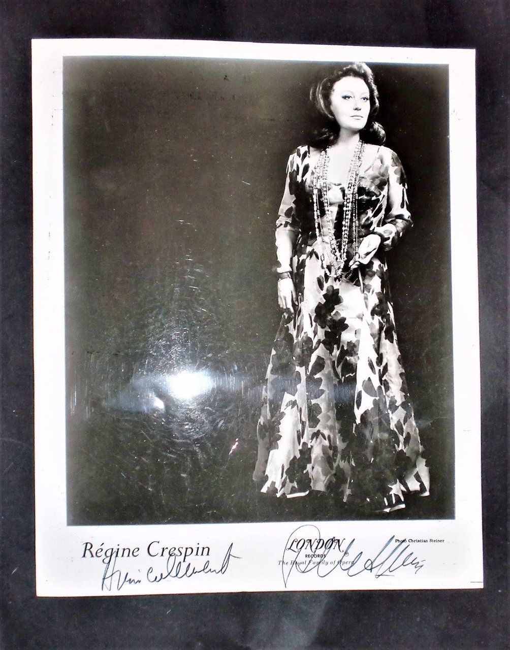 Autografo su foto - Règine Crespin - Soprano francese | Immagine principale