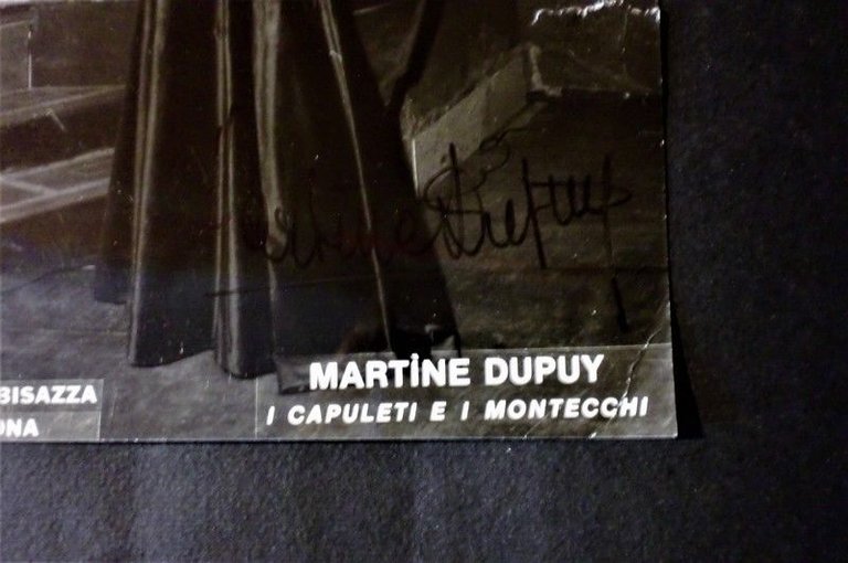 Autografo su fotografia - Martìne Dupuy - Cantante | Immagine Gallery 2