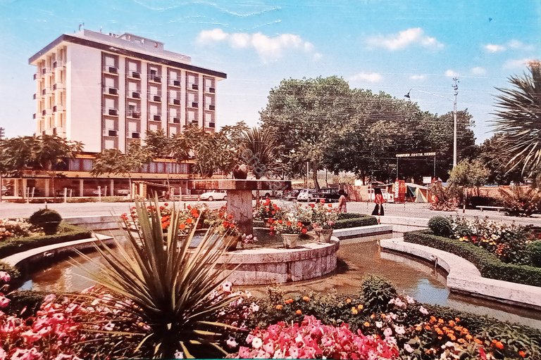 Cartolina - Alba Adriatica - Rotonda Nilo e Hotel Riccione …