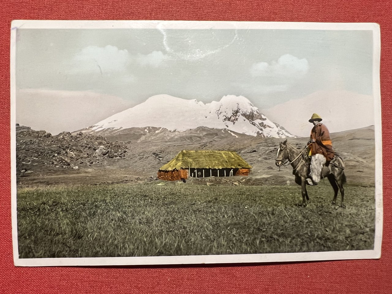 Cartolina - Antizana en primer plano un vaquero al fondo …