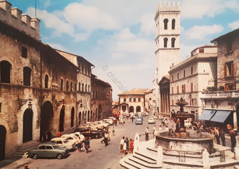Cartolina - Assisi - Piazza del Comune - 1972