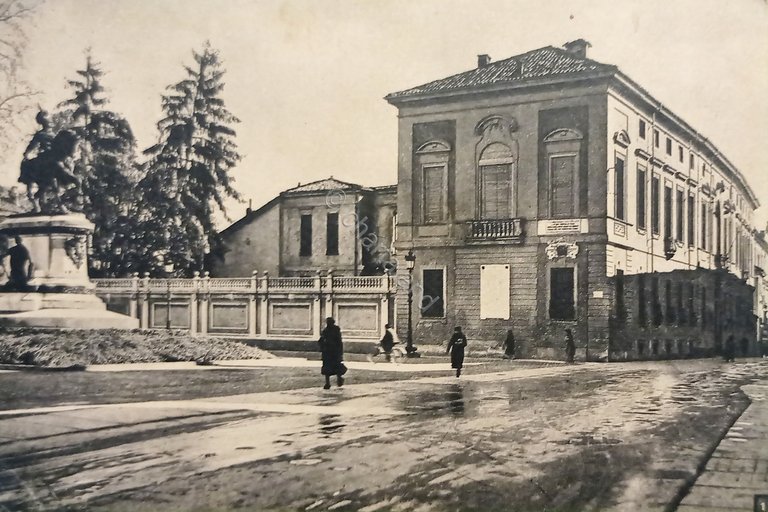 Cartolina - Asti - Monumento Umberto I e Casa Vittorio …