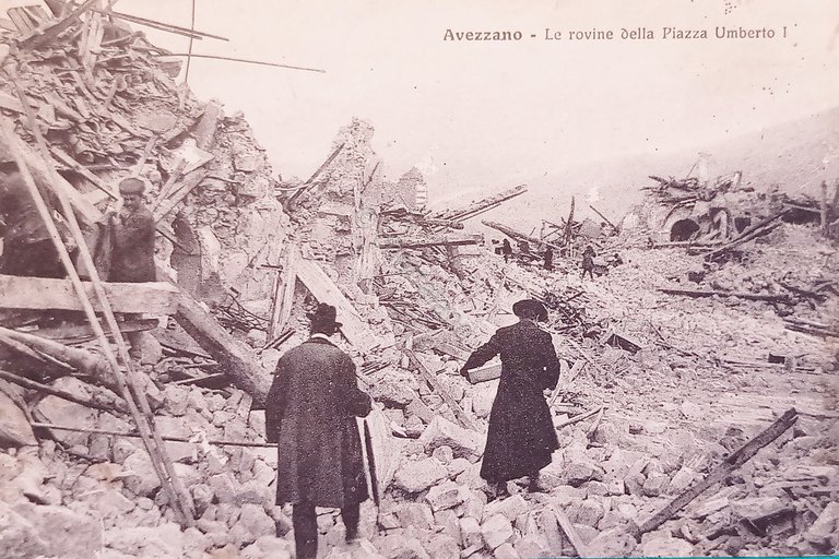 Cartolina - Avezzano (Terremoto 1915) - Le rovine della Piazza …
