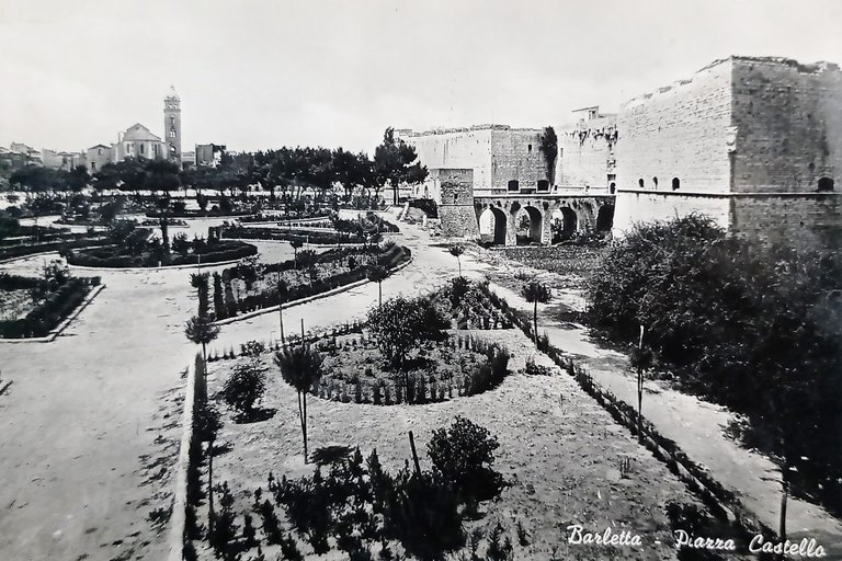 Cartolina - Barletta - Piazza Castello - 1955