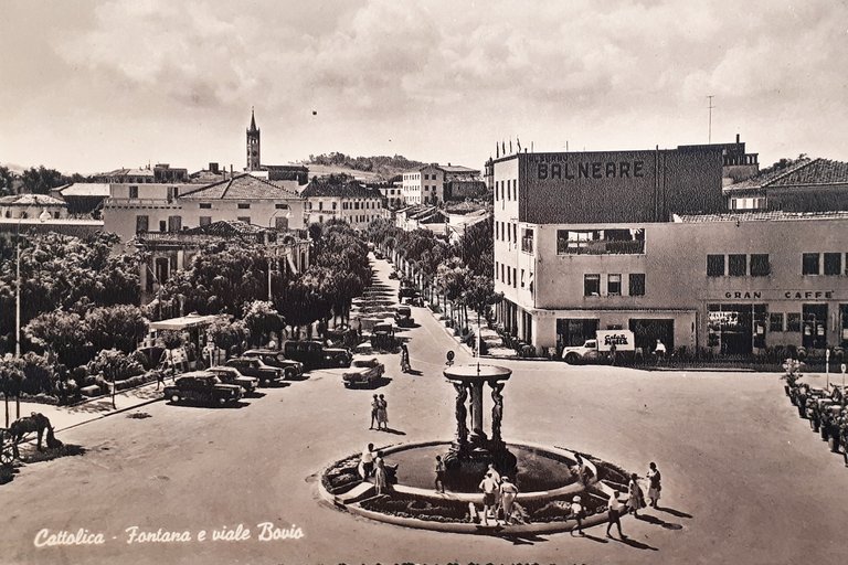 Cartolina - Cattolica - Fontana e viale Bovio - 1960