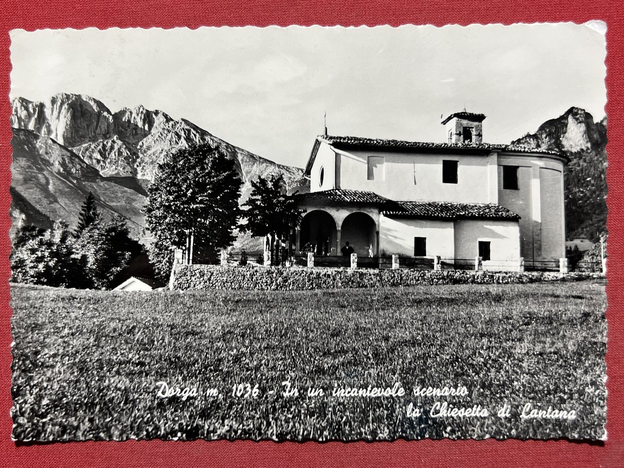 Cartolina - Dorga - In un incantevole scenario la Chiesetta …