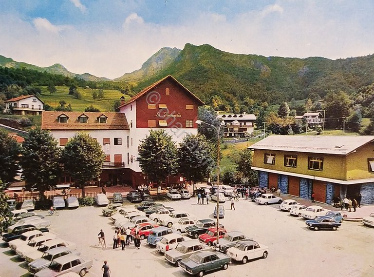 Cartolina - Fontanigorda - Piazza Roma con lo sfondo del …