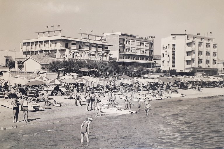 Cartolina - Igea Marina - Spiaggia e Alberghi visti dal …