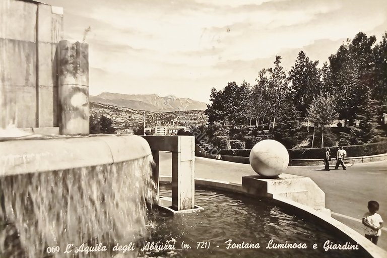Cartolina - L'Aquila degli Abruzzi - Fontana luminosa e Giardini …