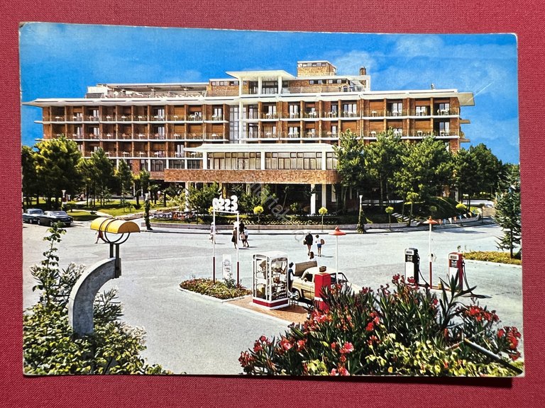 Cartolina - Lignano Pineta - Piazzale del Sole e Grand … | Immagine Gallery 3