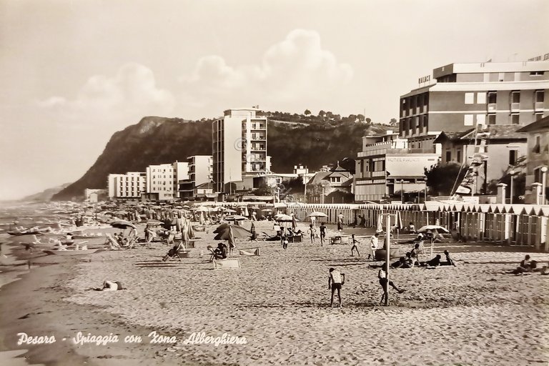 Cartolina - Pesaro - Spiaggia con Zona Alberghiera - 1966