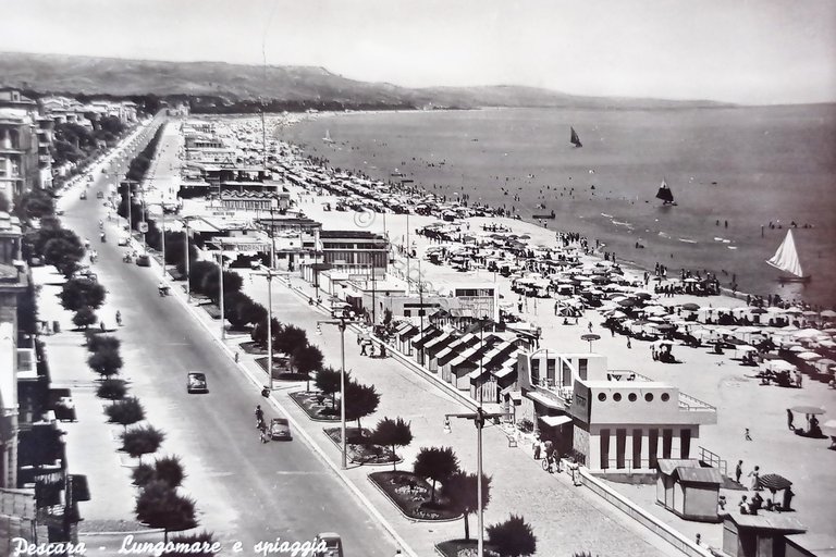 Cartolina - Pescara - Lungomare e Spiaggia - 1957
