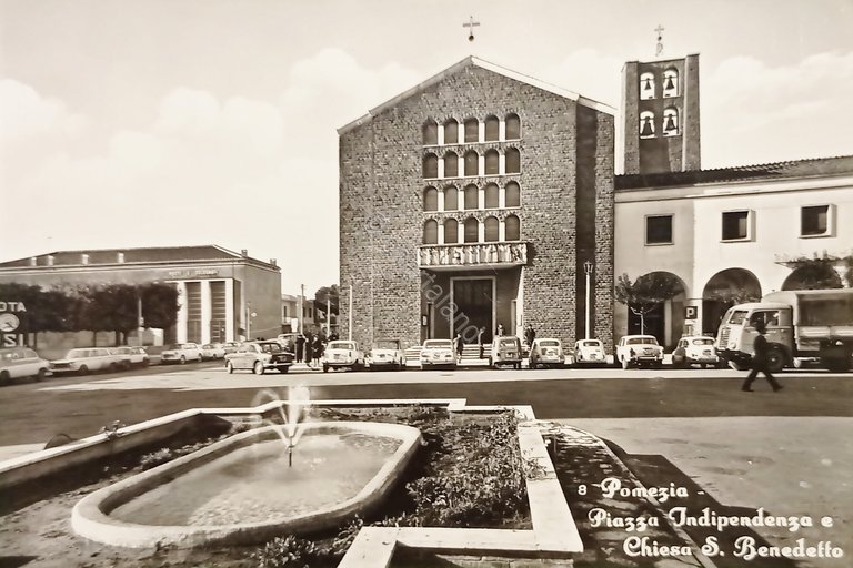 Cartolina - Pomezia - Piazza Indipendenza e Chiesa S. Benedetto …