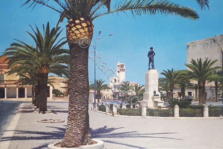 Cartolina - Pozzallo - Piazza Rimembranza e Monumento ai Caduti …