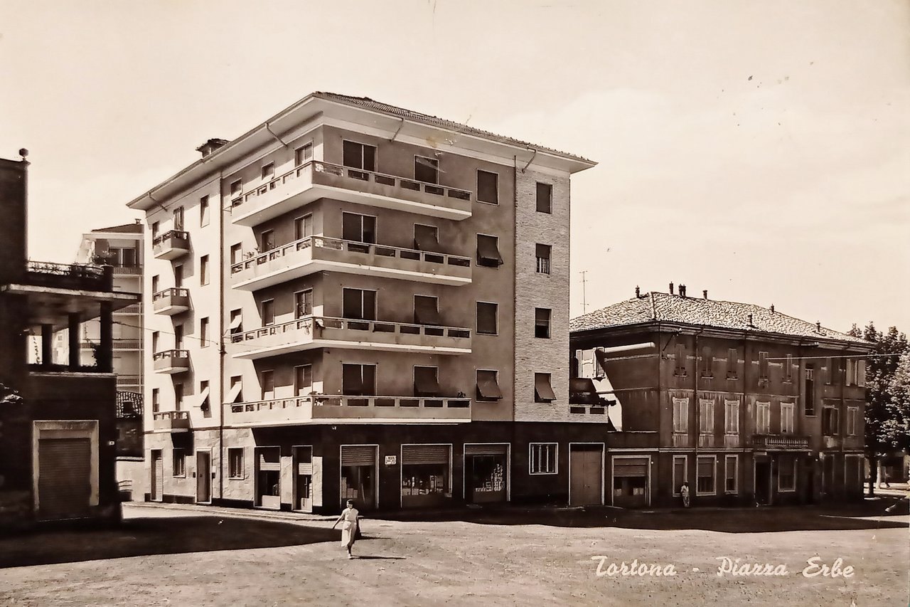 Cartolina - Tortona - Piazza Erbe - 1957