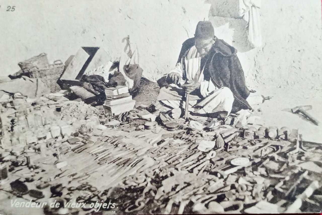 Cartolina - Tunisie - Vendeur de Vieux Objets - 1926 | Immagine principale