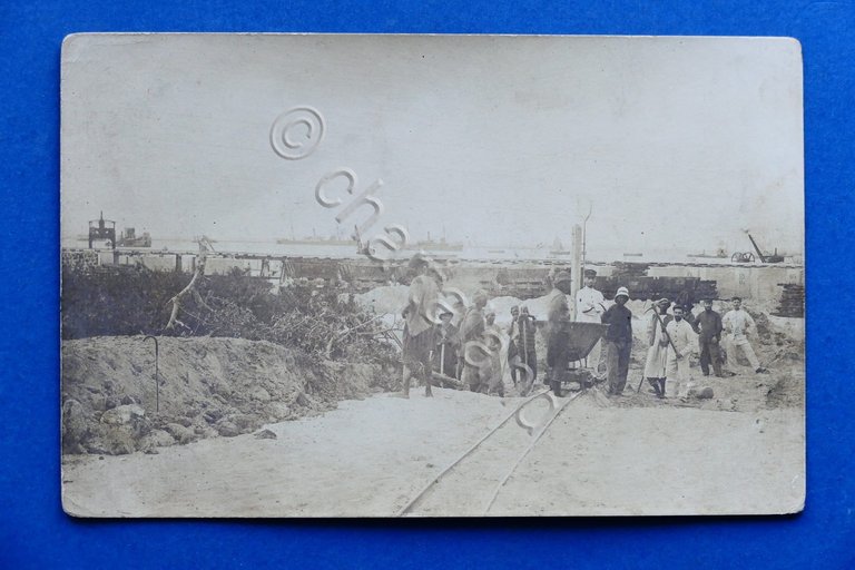 Cartolina Africa - Operai vicino al porto - 1900 ca..