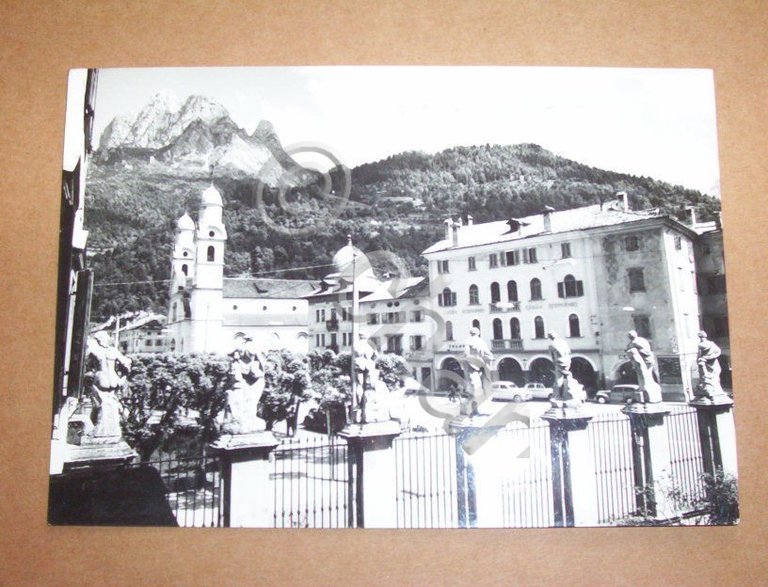 Cartolina Agordo - La piazza con il M. Framont 1967