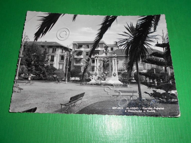 Cartolina Alassio - Giardini Pubblici e Monumento ai Caduti 1953