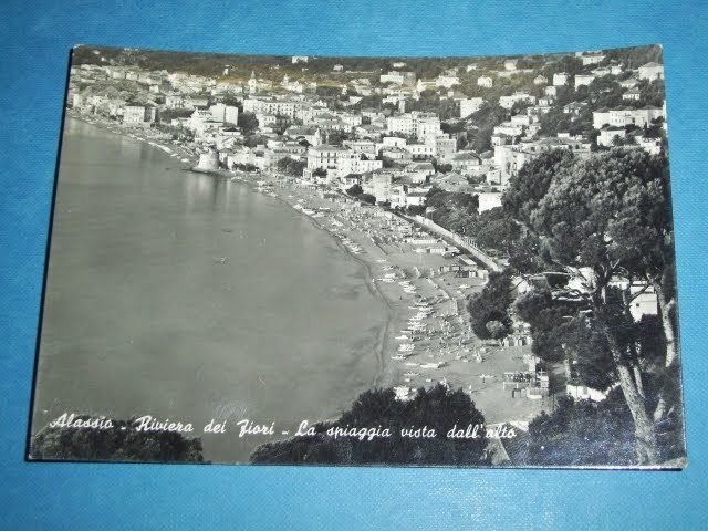 Cartolina Alassio - La spiaggia vista dall' alto 1957