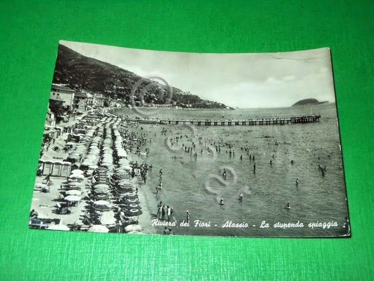 Cartolina Alassio - La stupenda spiaggia 1958.