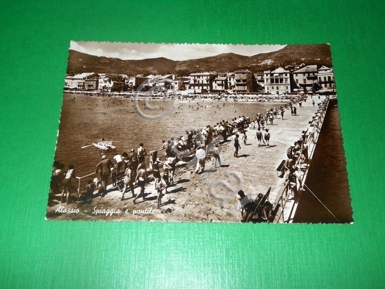 Cartolina Alassio - Spiaggia e pontile 1953