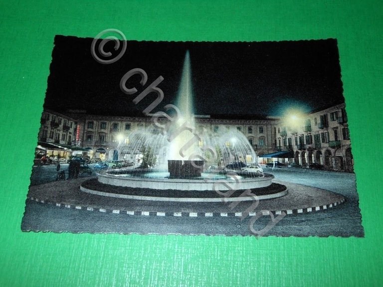 Cartolina Alba ( Cuneo ) - Piazza Savona di notte …