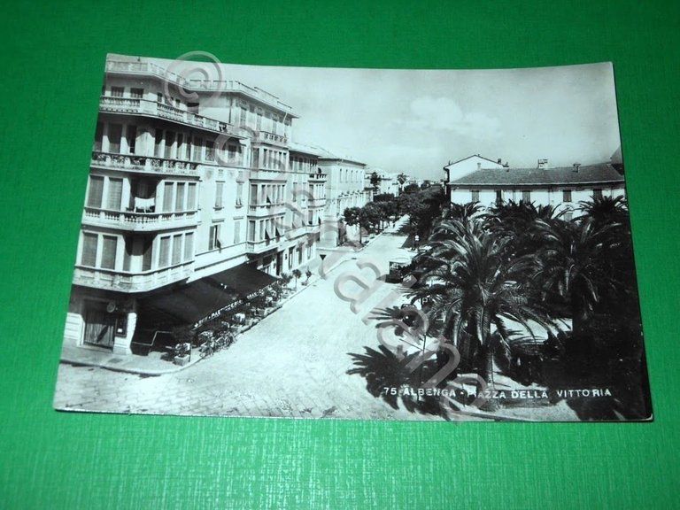 Cartolina Albenga - Piazza della Vittoria 1953