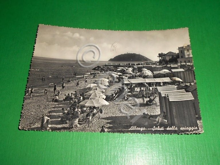 Cartolina Albenga - Saluti dalla spiaggia 1957