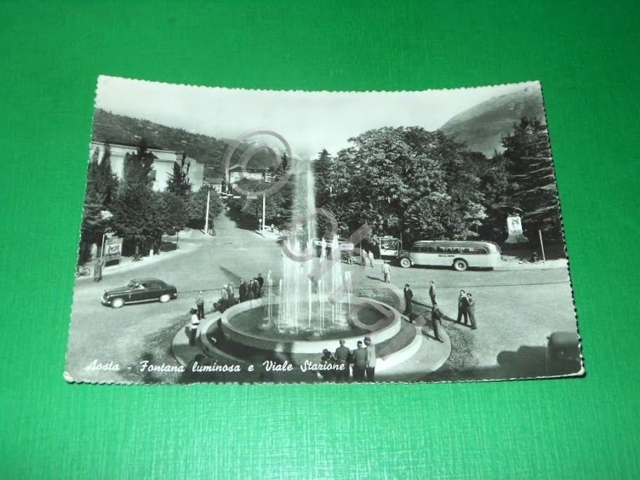 Cartolina Aosta - Fontana luminosa e Viale Stazione 1961.