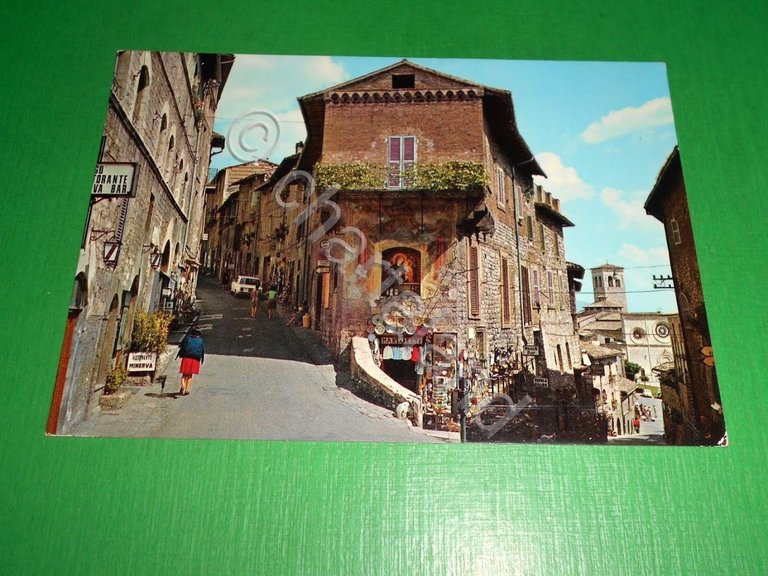 Cartolina Assisi - Vie medioevali sullo sfondo la Chiesa di …