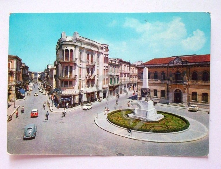 Cartolina Barletta - Piazza Monumento 1967
