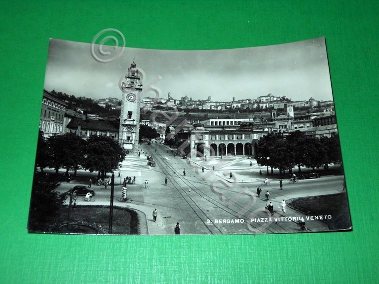 Cartolina Bergamo - Piazza Vittorio Veneto 1952.