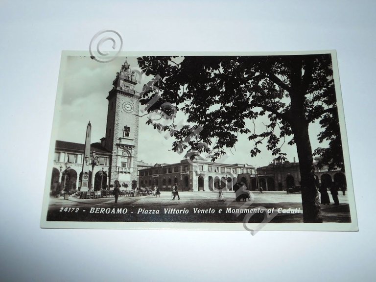 Cartolina Bergamo - Piazza Vittorio Veneto e Monumento ai Caduti …