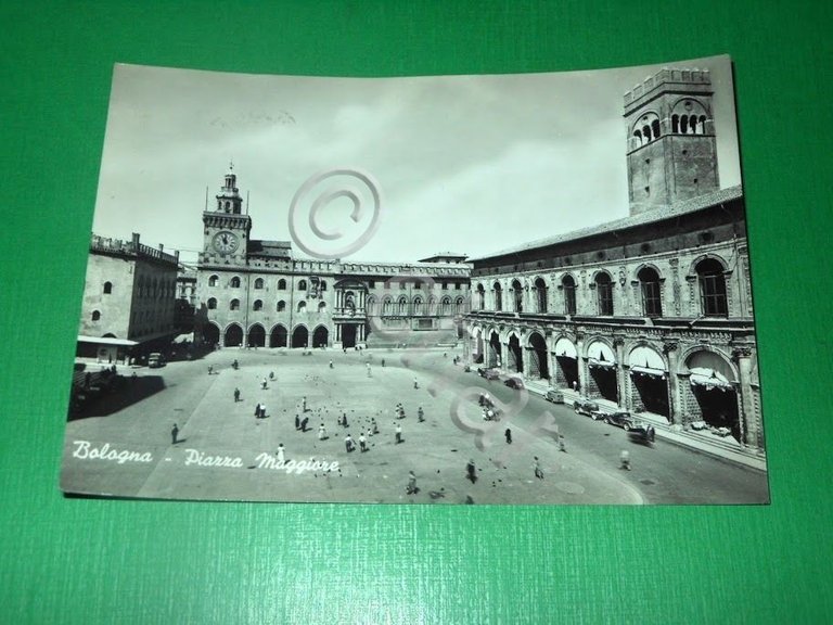 Cartolina Bologna - Piazza Maggiore 1955.