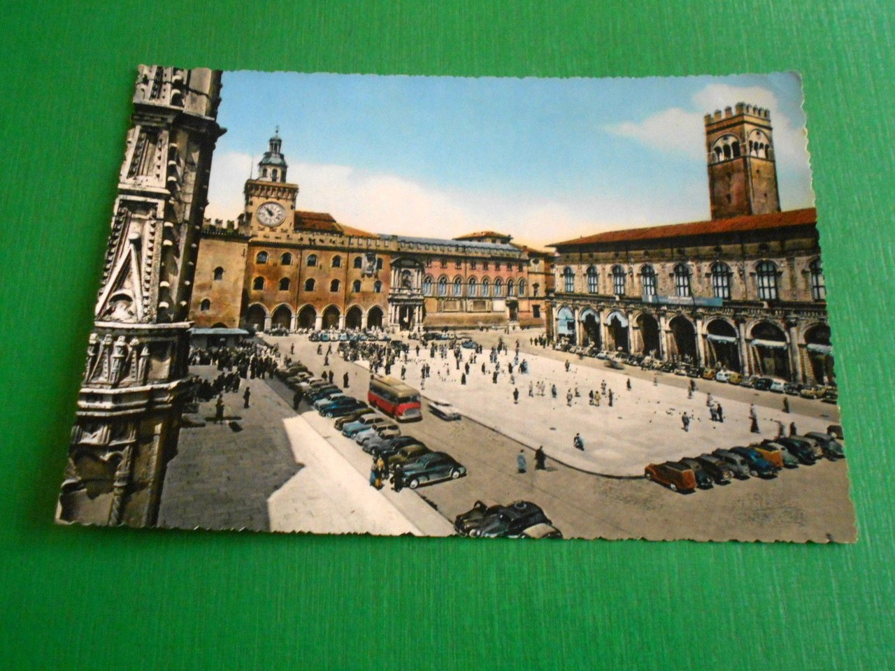 Cartolina Bologna - Piazza Maggiore 1959.