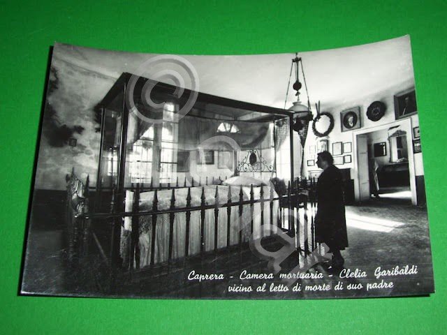 Cartolina Caprera - Camera Mortuaria - Clelia Garibaldi vicino al …