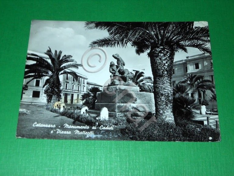 Cartolina Catanzaro - Monumento ai Caduti e Piazza Matteotti 1965