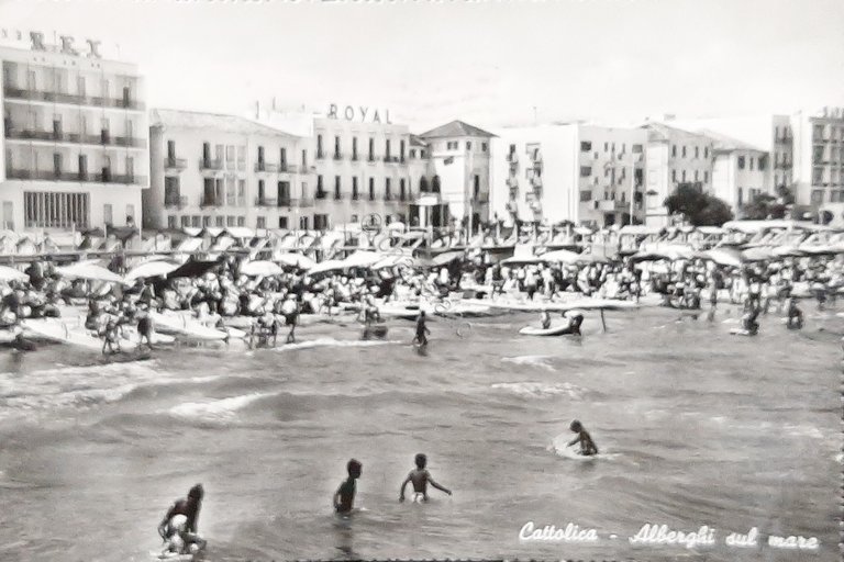 Cartolina Cattolica - Alberghi sul mare - 1958