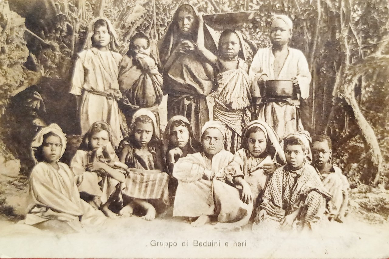 Cartolina Coloniale - Gruppo di Beduini e neri - 1914