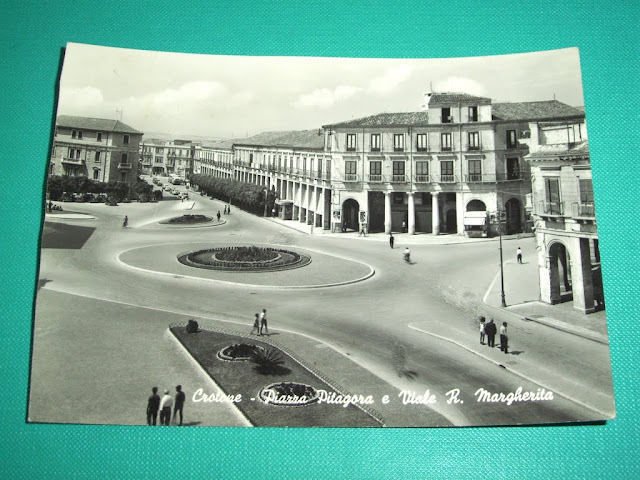 Cartolina Crotone - Piazza Pitagora e Viale R. Margherita 1963.