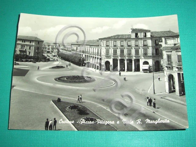 Cartolina Crotone - Piazza Pitagora e Viale R. Margherita 1963.