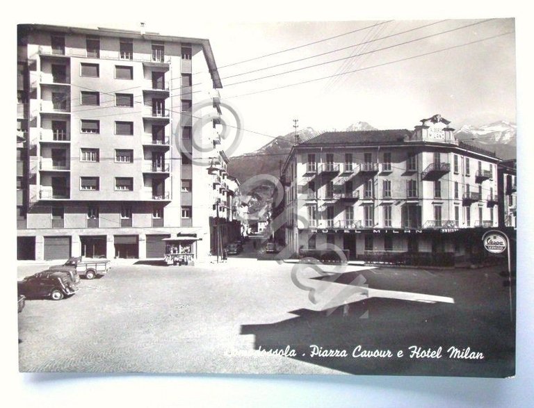 Cartolina Domodossola Piazza Cavour e Hotel Milan 1962