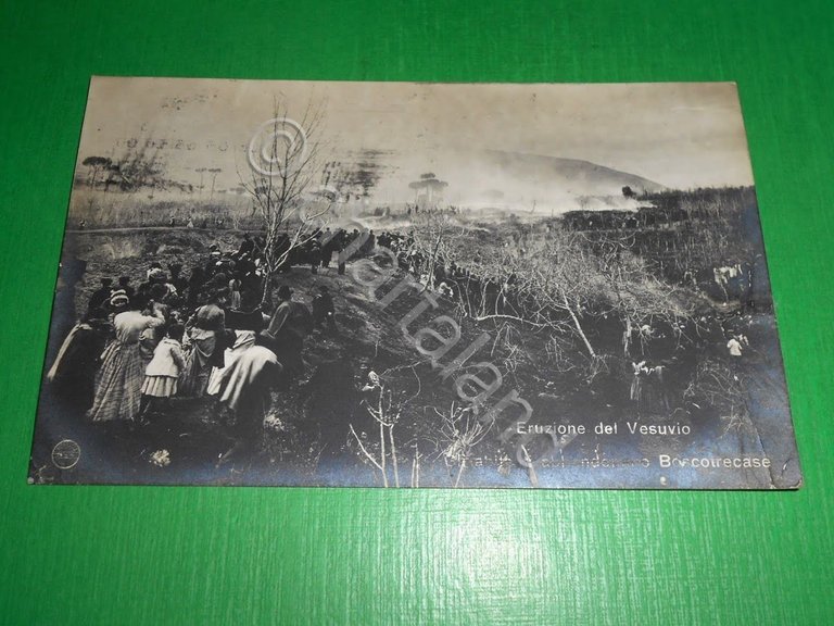Cartolina Eruzione del Vesuvio - Gli abitanti abbandonano Boscotrecase 1906