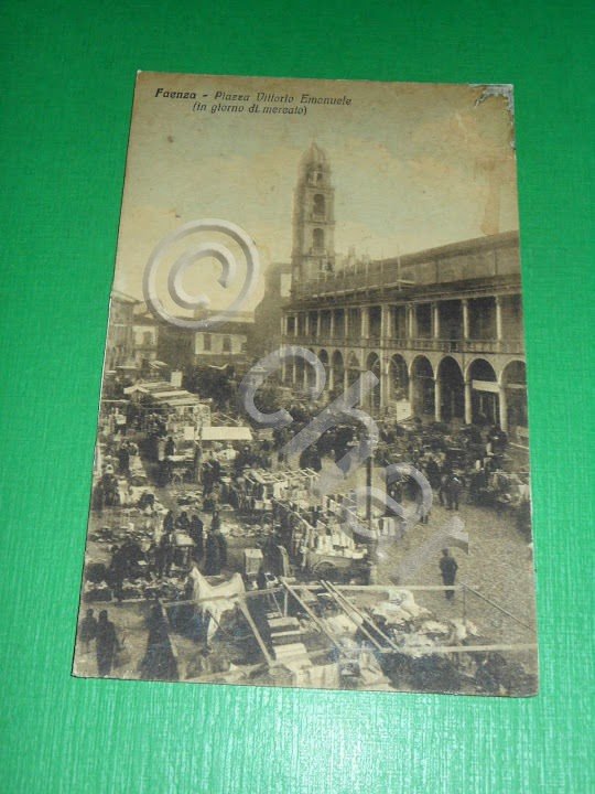 Cartolina Faenza - Piazza Vittorio Emanuele in giorno di mercato …