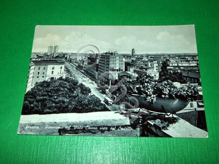 Cartolina Ferrara - Panorama del Viale Cavour vista dal Castello …